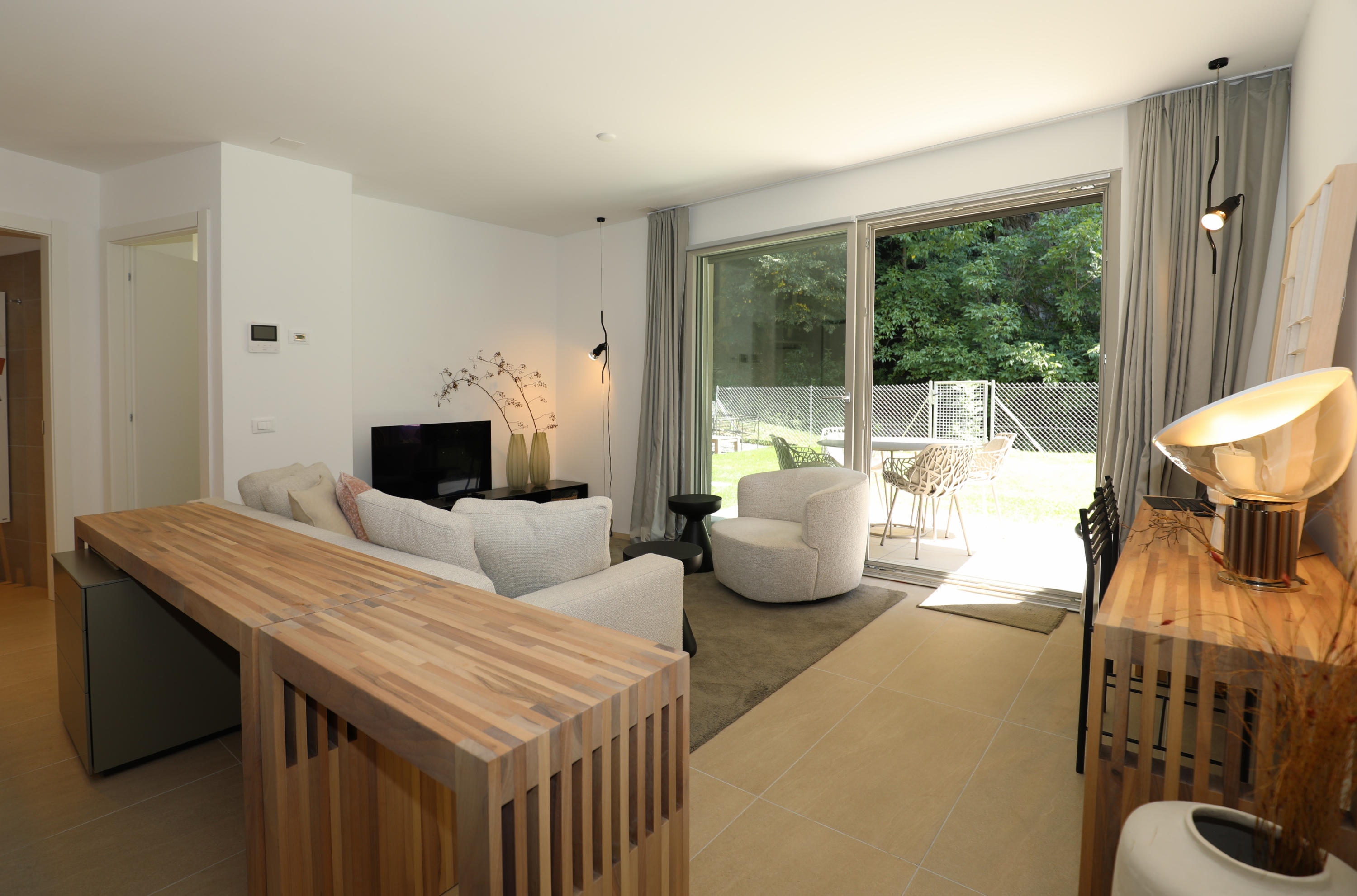 Helles Wohnzimmer mit Zugang zur Terrasse
