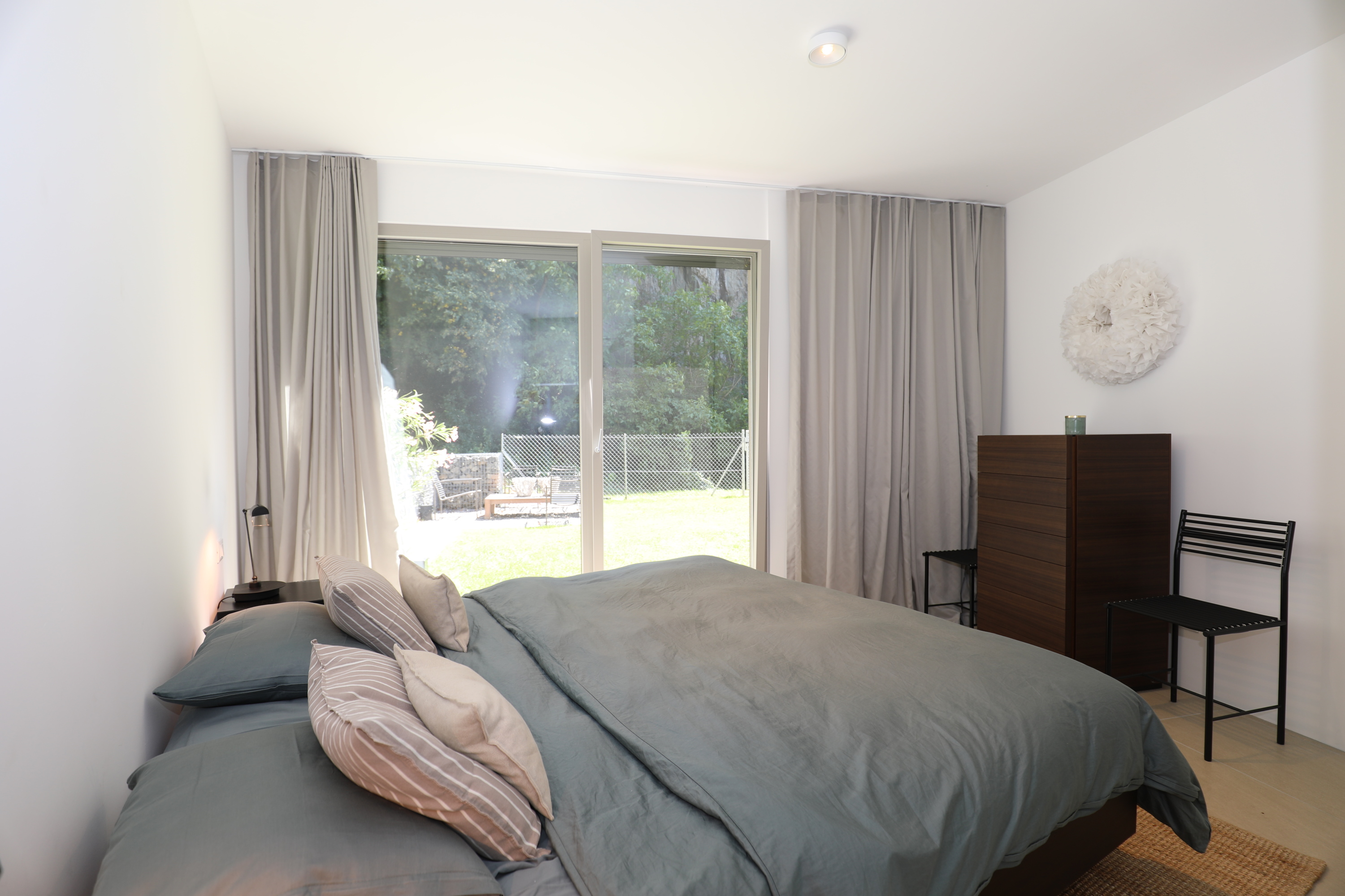 Helles Schlafzimmer mit Gartenblick