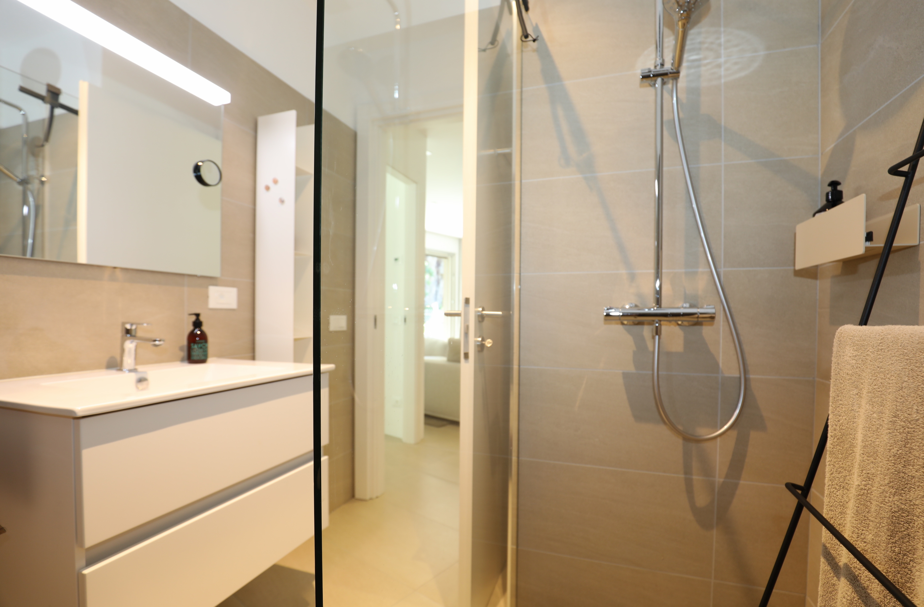 Modernes Badezimmer mit begehbarer Dusche und Waschtisch
