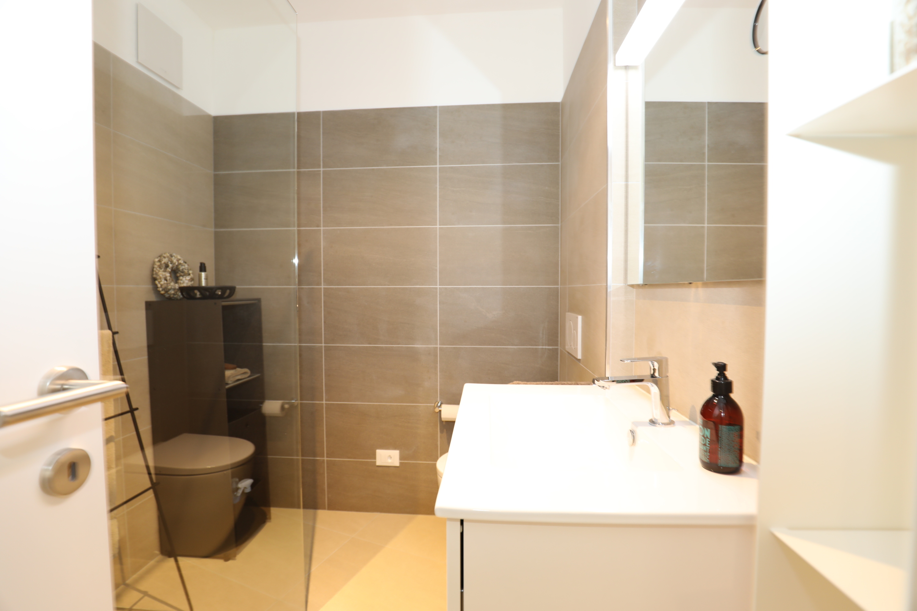 Modernes Badezimmer mit WC und Waschtisch