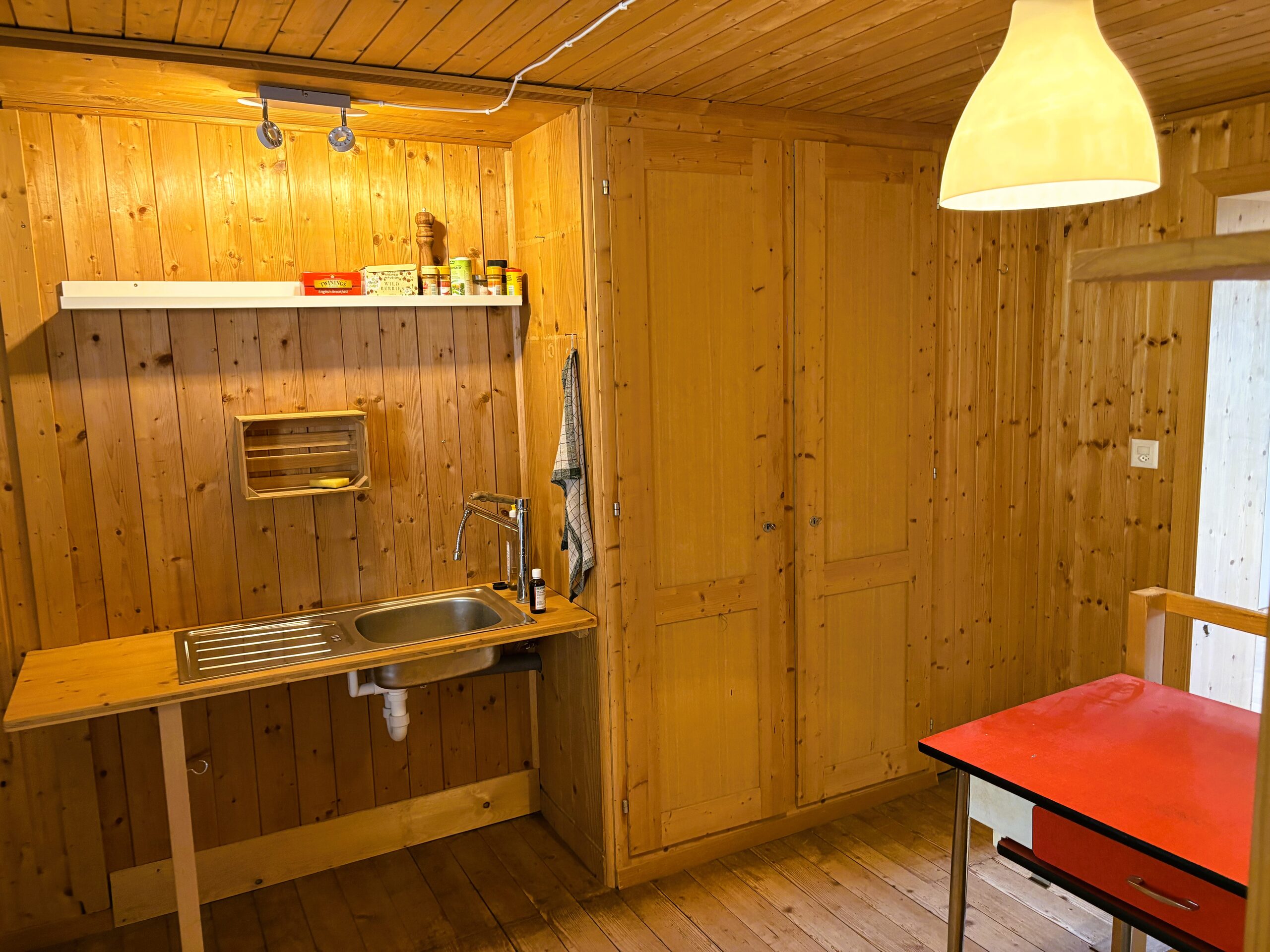 Holzvertäfelter Küchenbereich