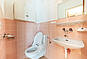 Helles Badezimmer mit Dusche und WC
