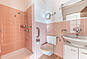 Helles Badezimmer mit Dusche und Doppelwaschbecken