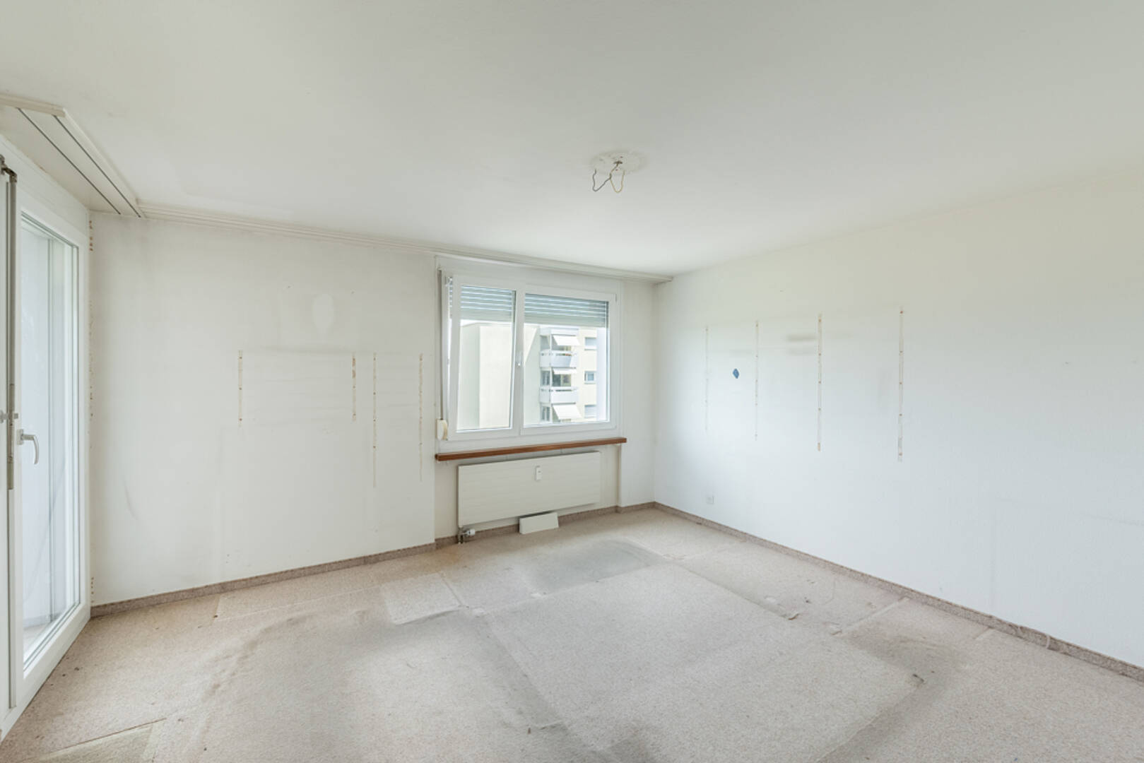 Leerer, renovierungsbedürftiger Wohnraum