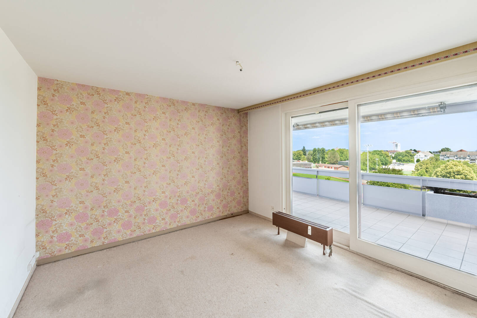 Helles Zimmer mit Balkonzugang