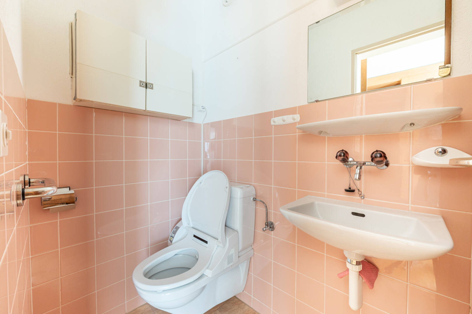 Kleines rosa gefliestes Gäste-WC