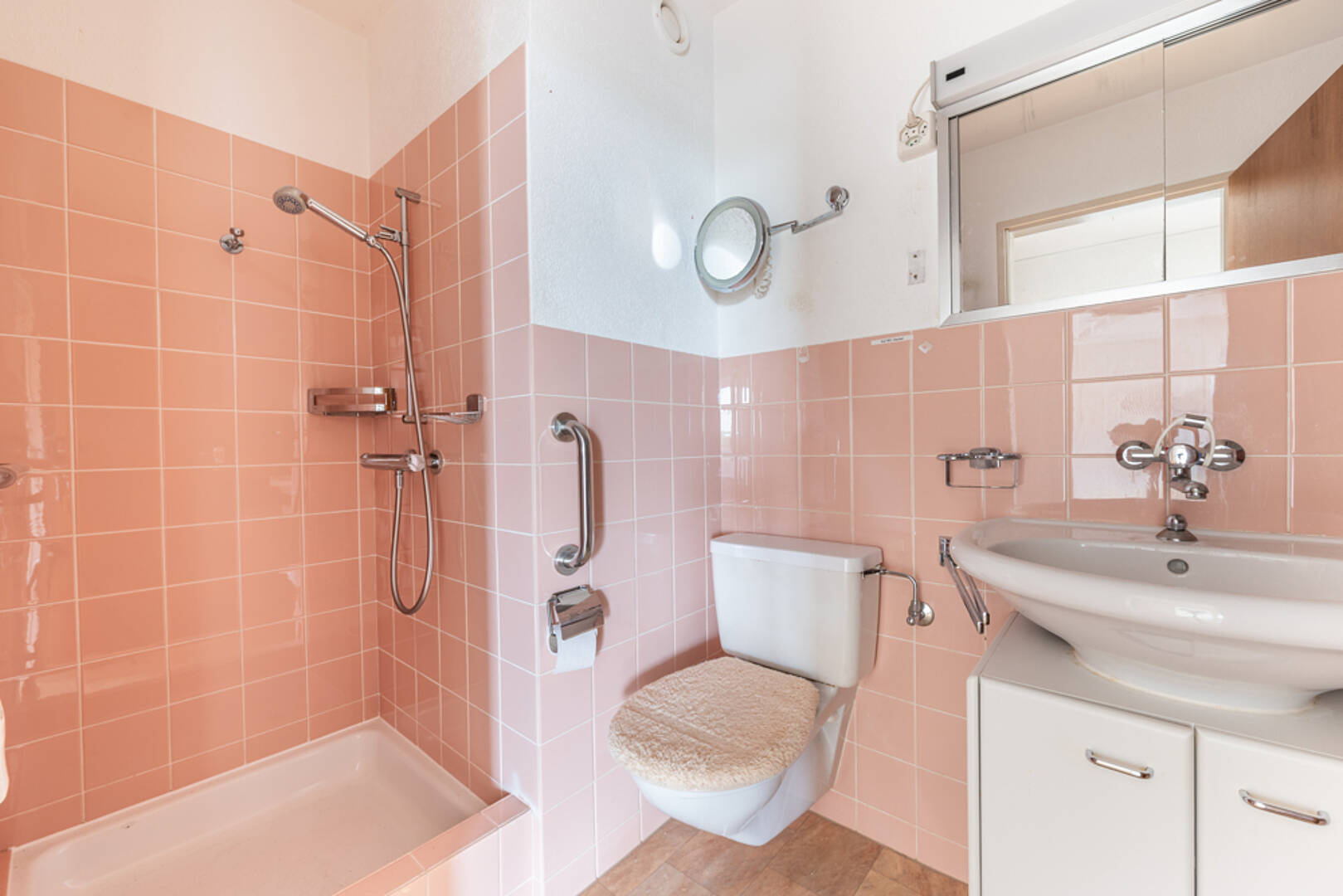 Pinkes Badezimmer mit Badewanne, Dusche, WC und Waschtisch