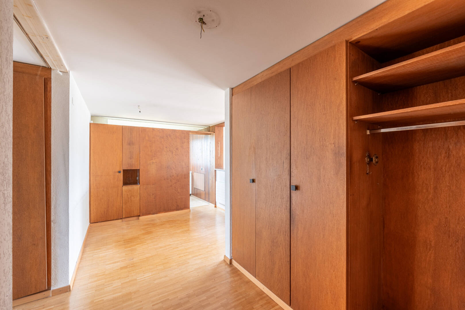Holzgetäfelter Flur mit Einbauschränken