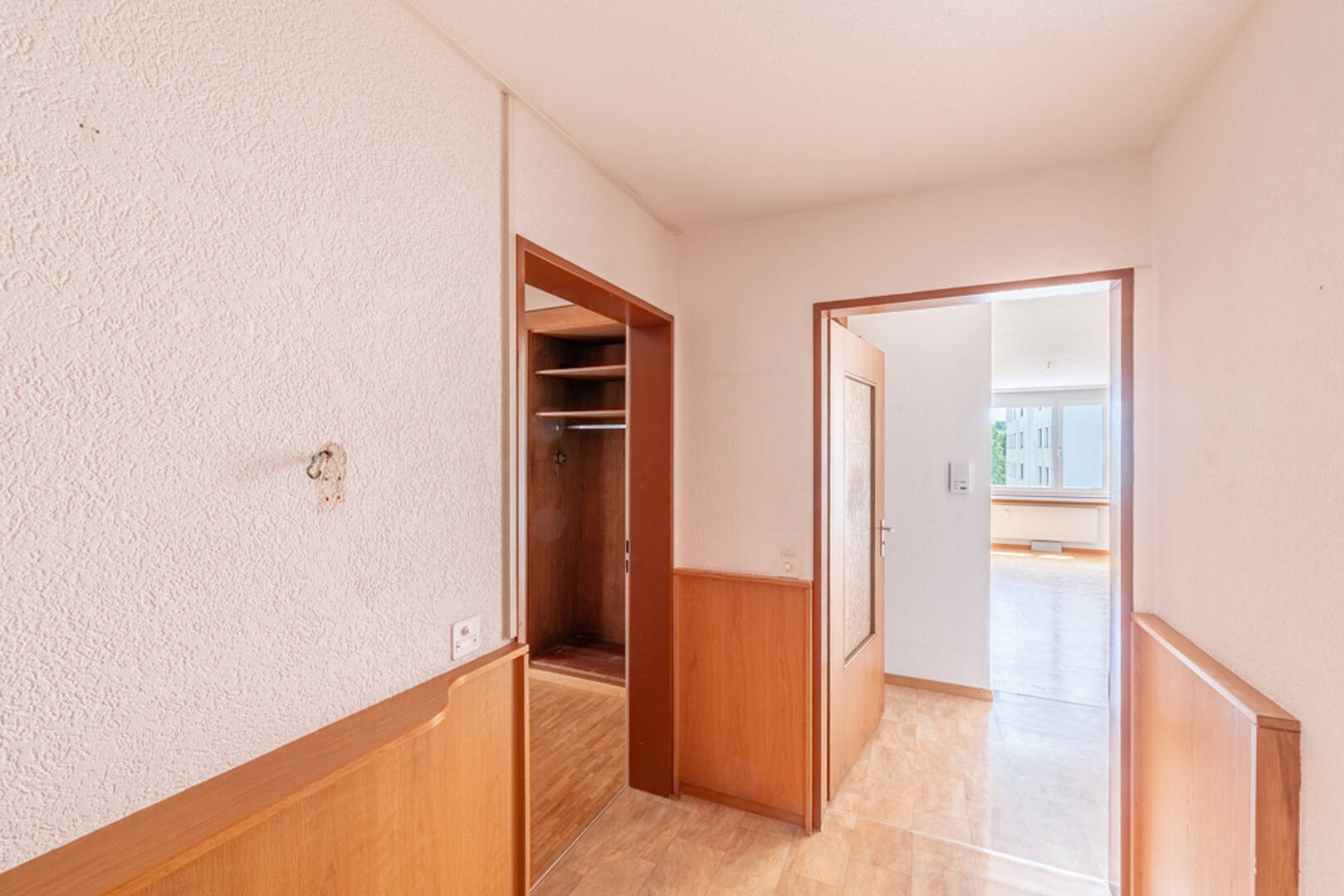 Flur mit Blick in einen hellen Wohnraum