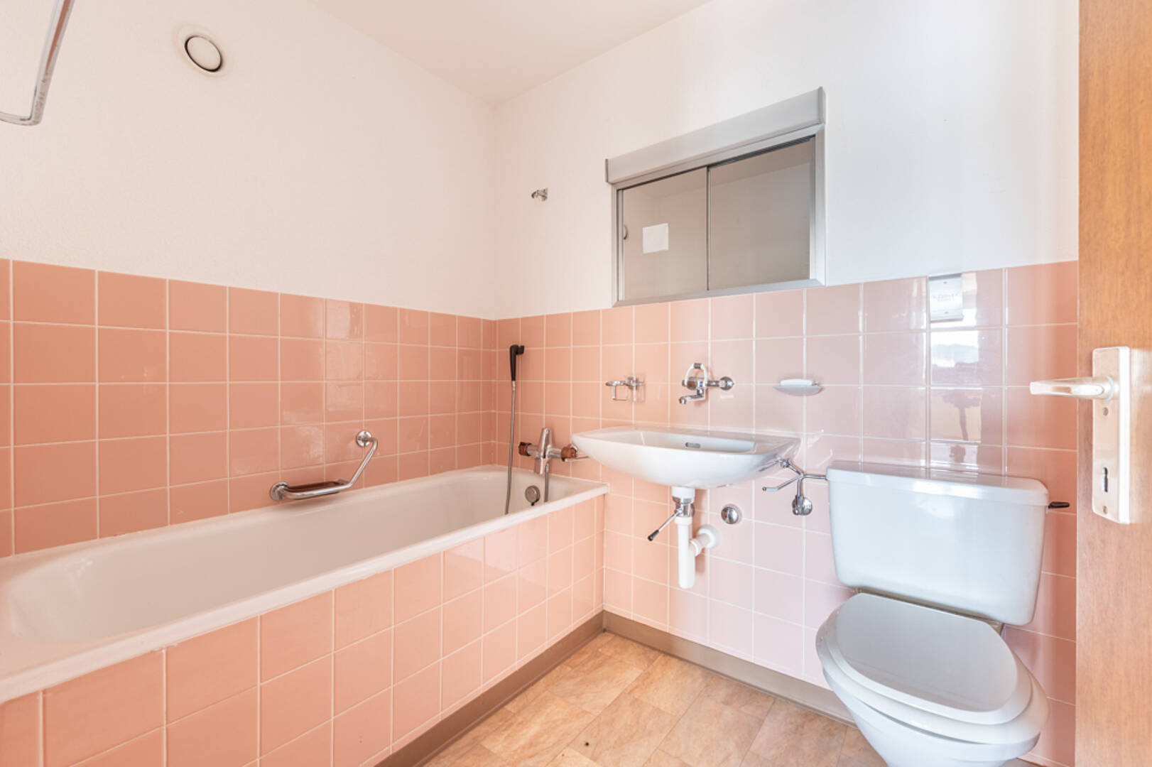 Badezimmer mit Badewanne, Waschbecken und WC