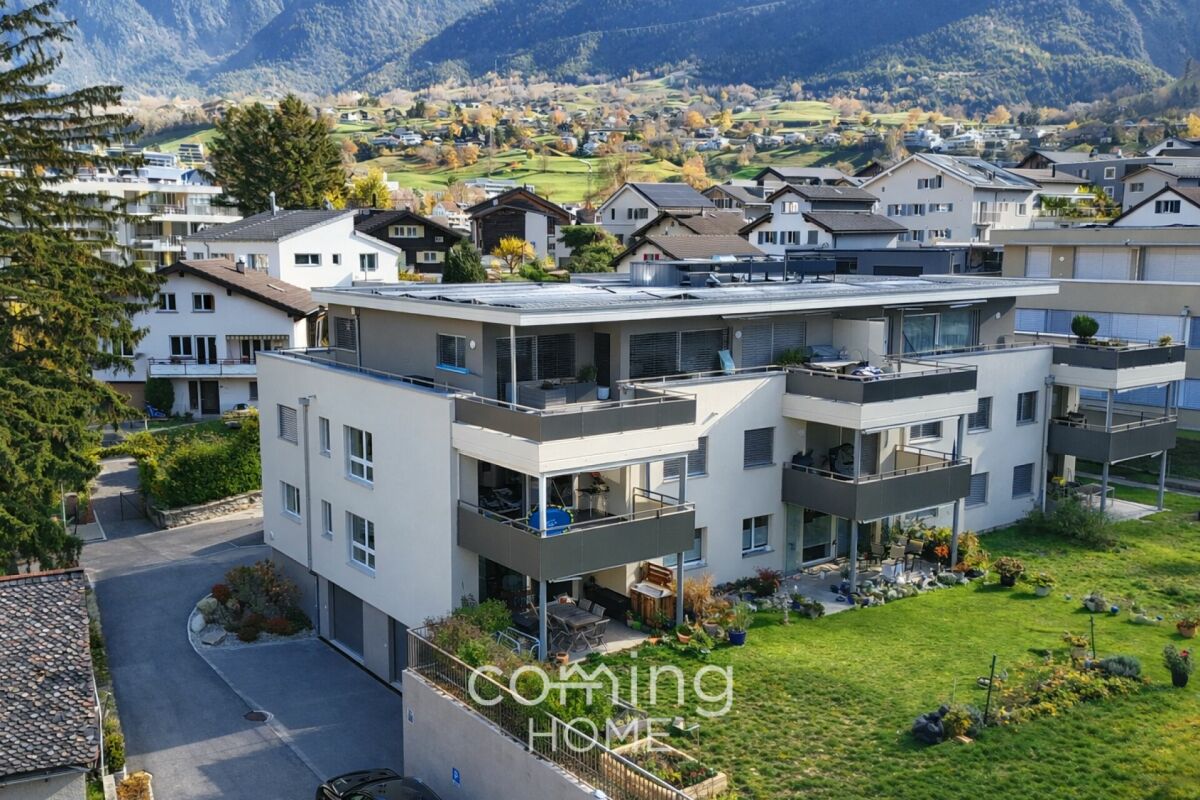 Moderne Wohnanlage mit Bergblick