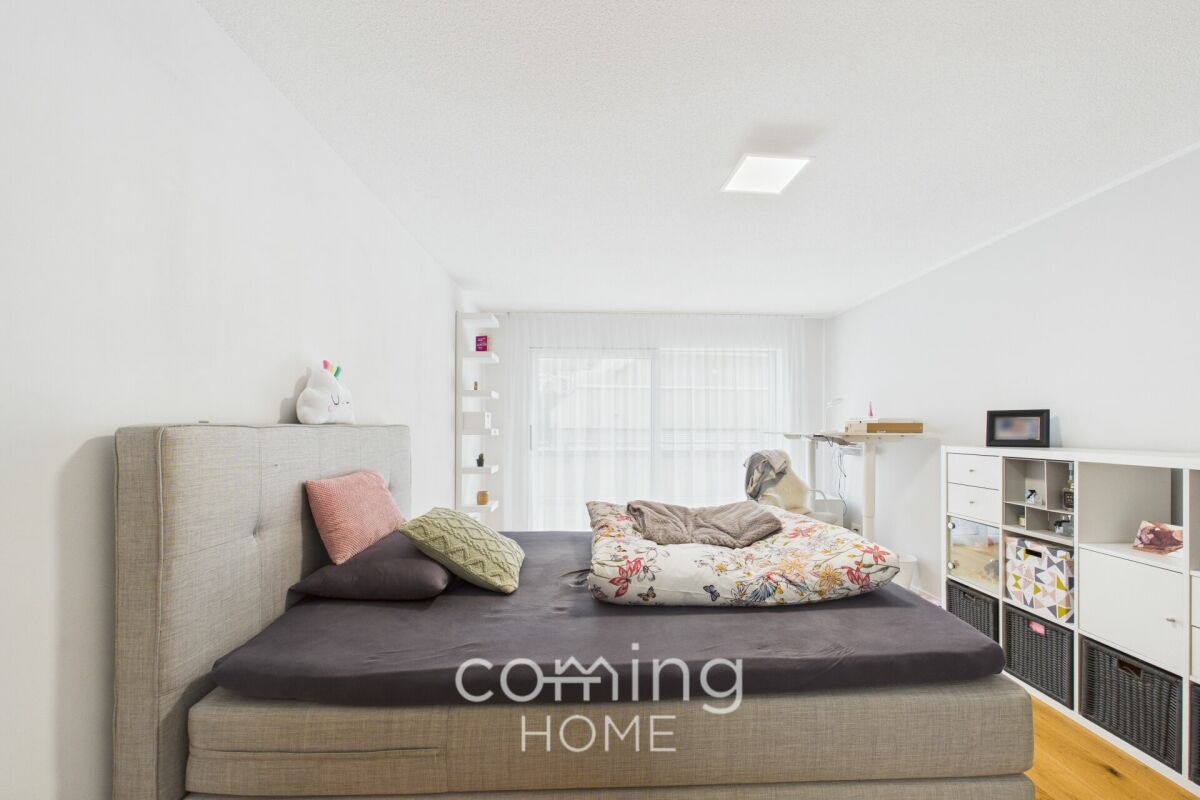 Helles Schlafzimmer mit großem Bett und Stauraummöbeln