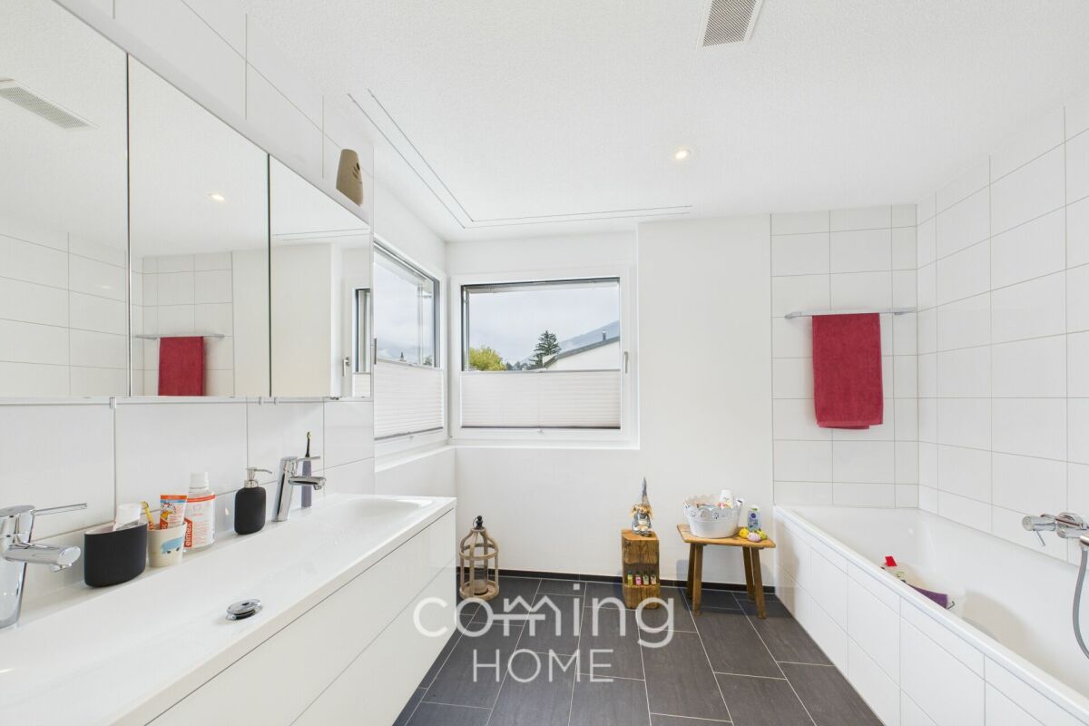Modernes Badezimmer mit Badewanne und Fenster