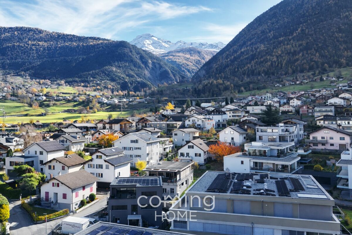 Alpine Wohnsiedlung mit Bergpanorama