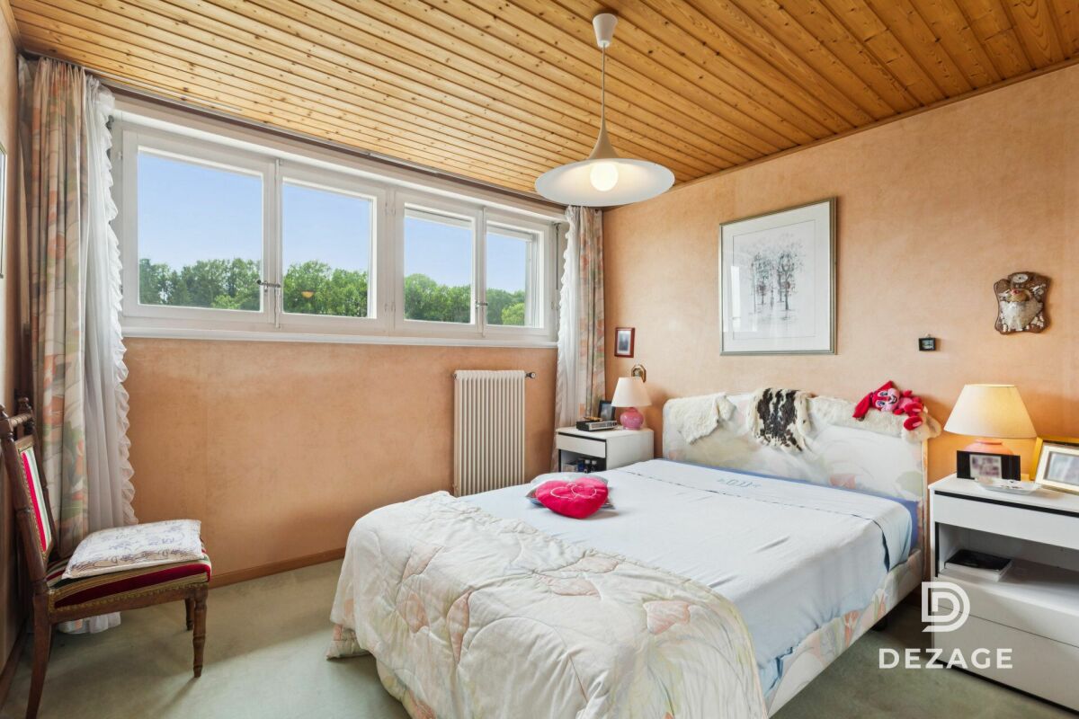 Schlafzimmer mit Holzdecke