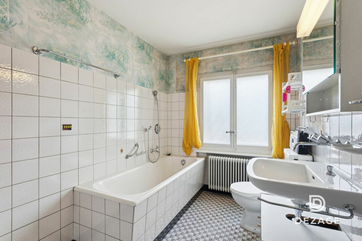 Badezimmer mit Wanne und gelben Vorhängen