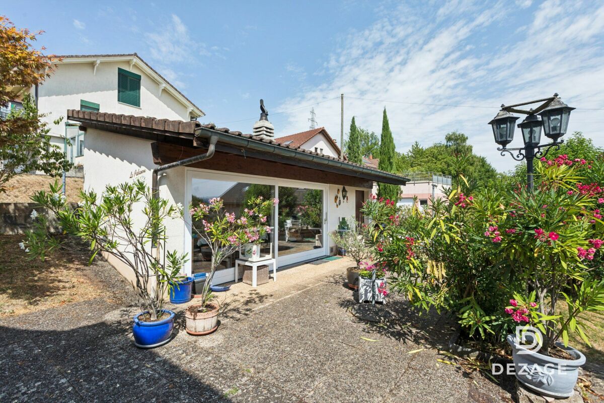 Außenansicht eines Wohnhauses mit Garten und Terrasse