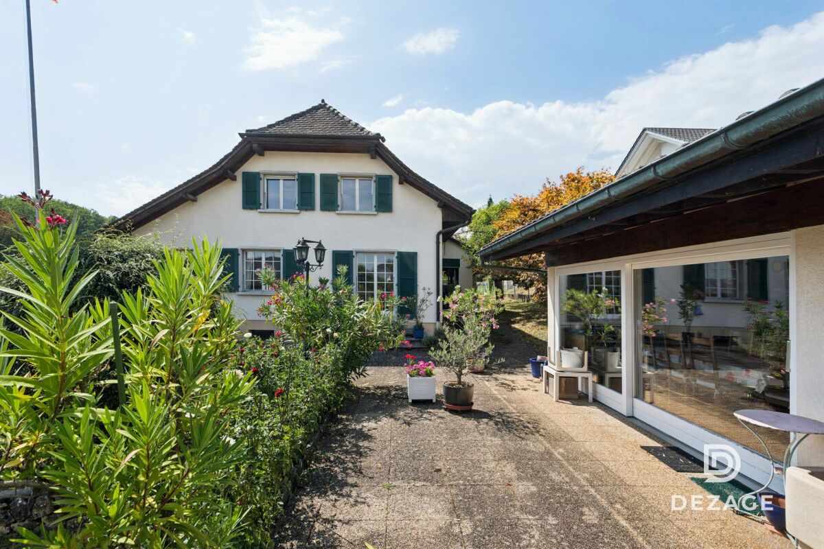 Traditionelles Wohnhaus mit Garten