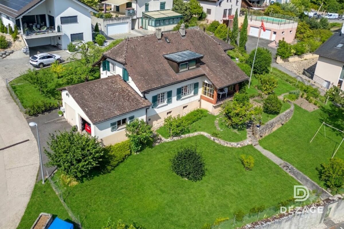 Luftaufnahme eines Wohnhauses mit großem Garten