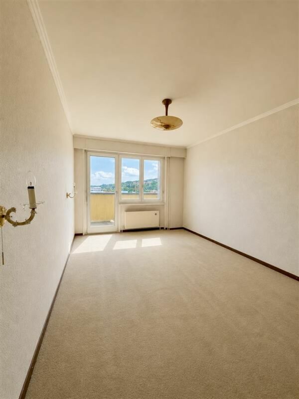 Helles, leerstehendes Zimmer mit Balkonzugang