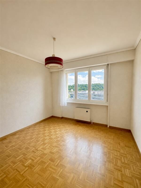 Leeres Zimmer mit Fenster