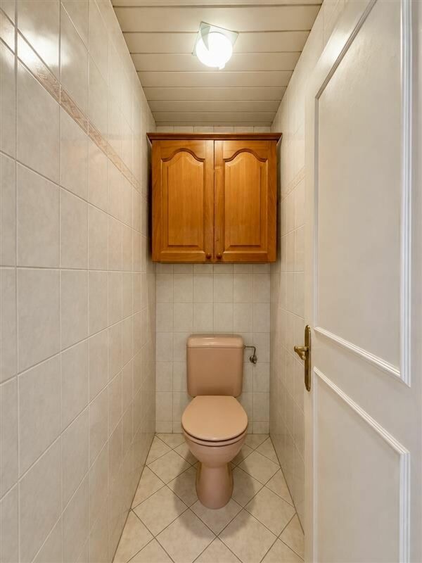 Gäste-WC mit Holzschrank