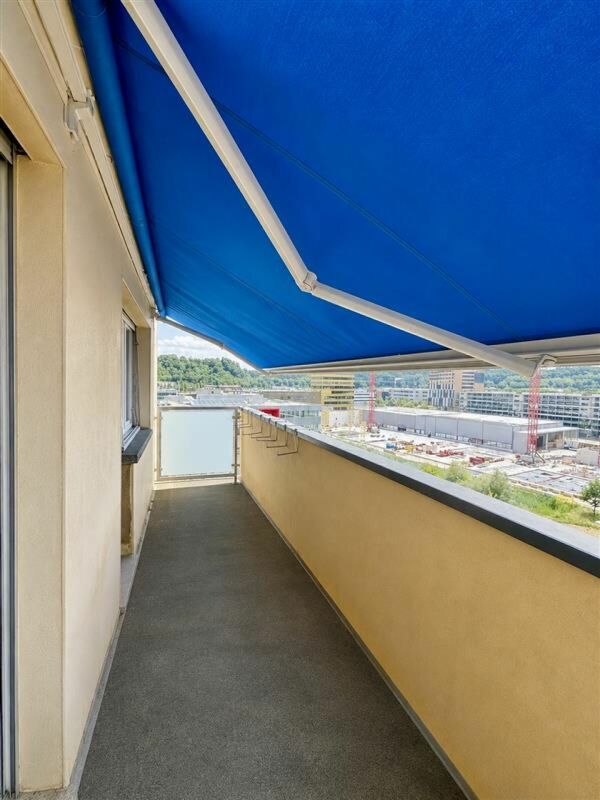 Balkon mit Markise und Stadtblick