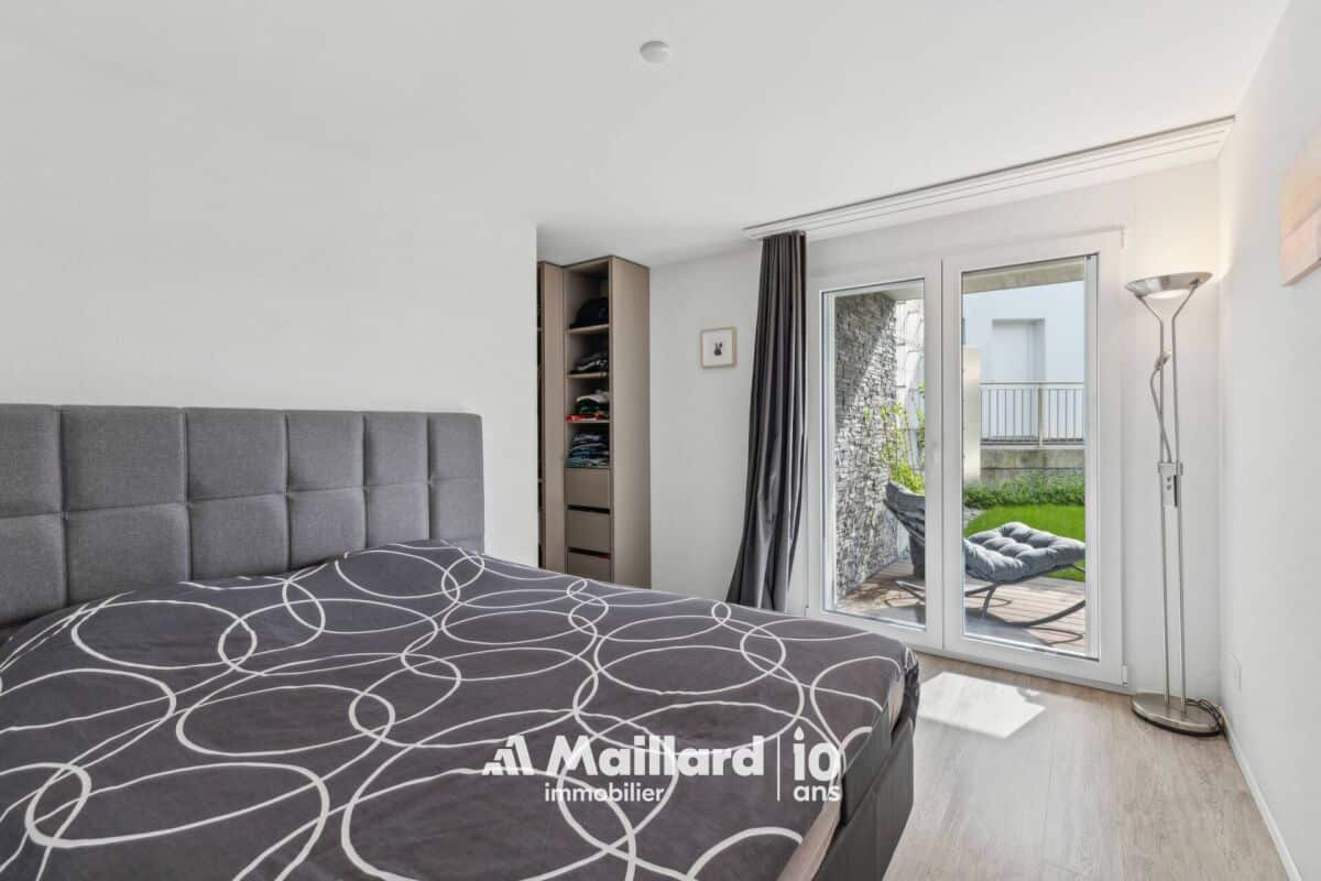 Helles Schlafzimmer mit Zugang ins Freie