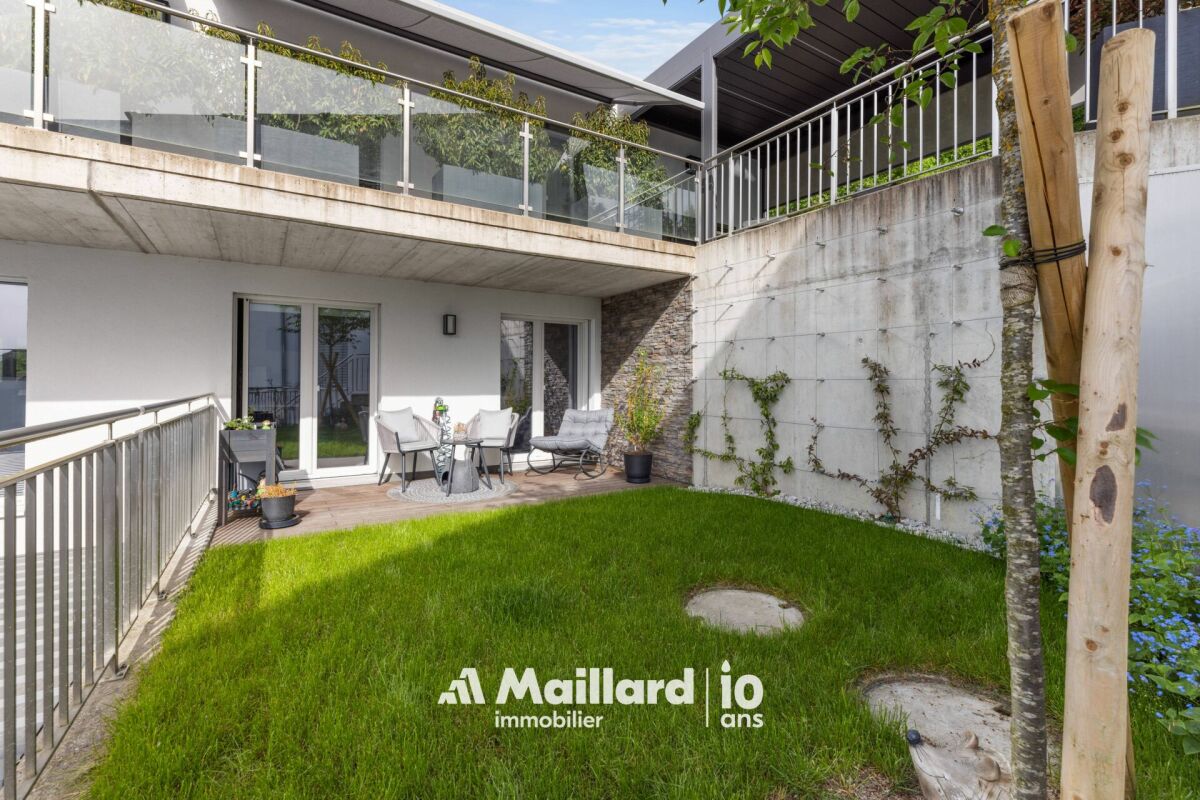 Moderner Patio mit Garten und Terrasse