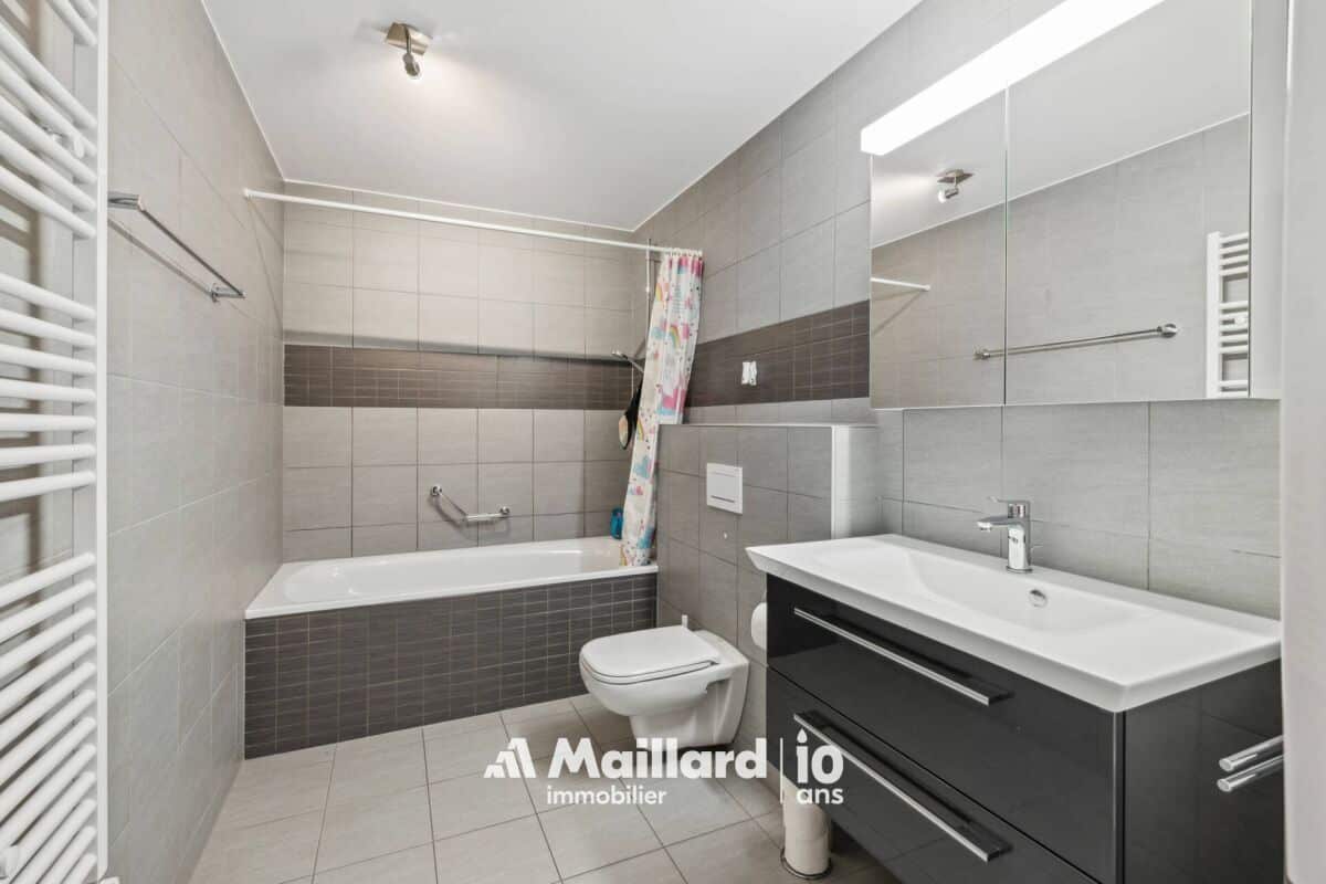 Modernes Badezimmer mit Badewanne und Waschtisch