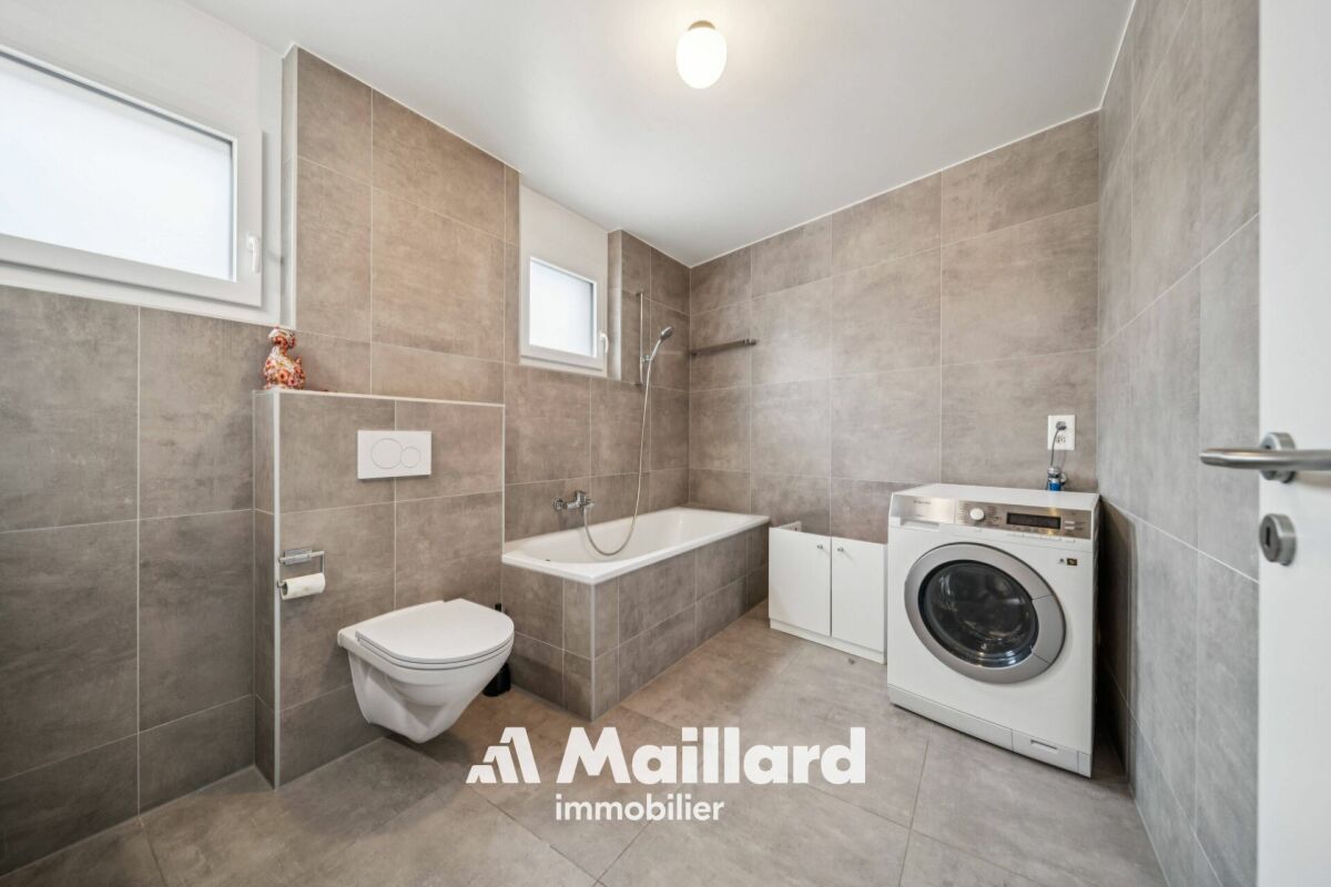Modernes Bad mit Badewanne und Waschmaschine