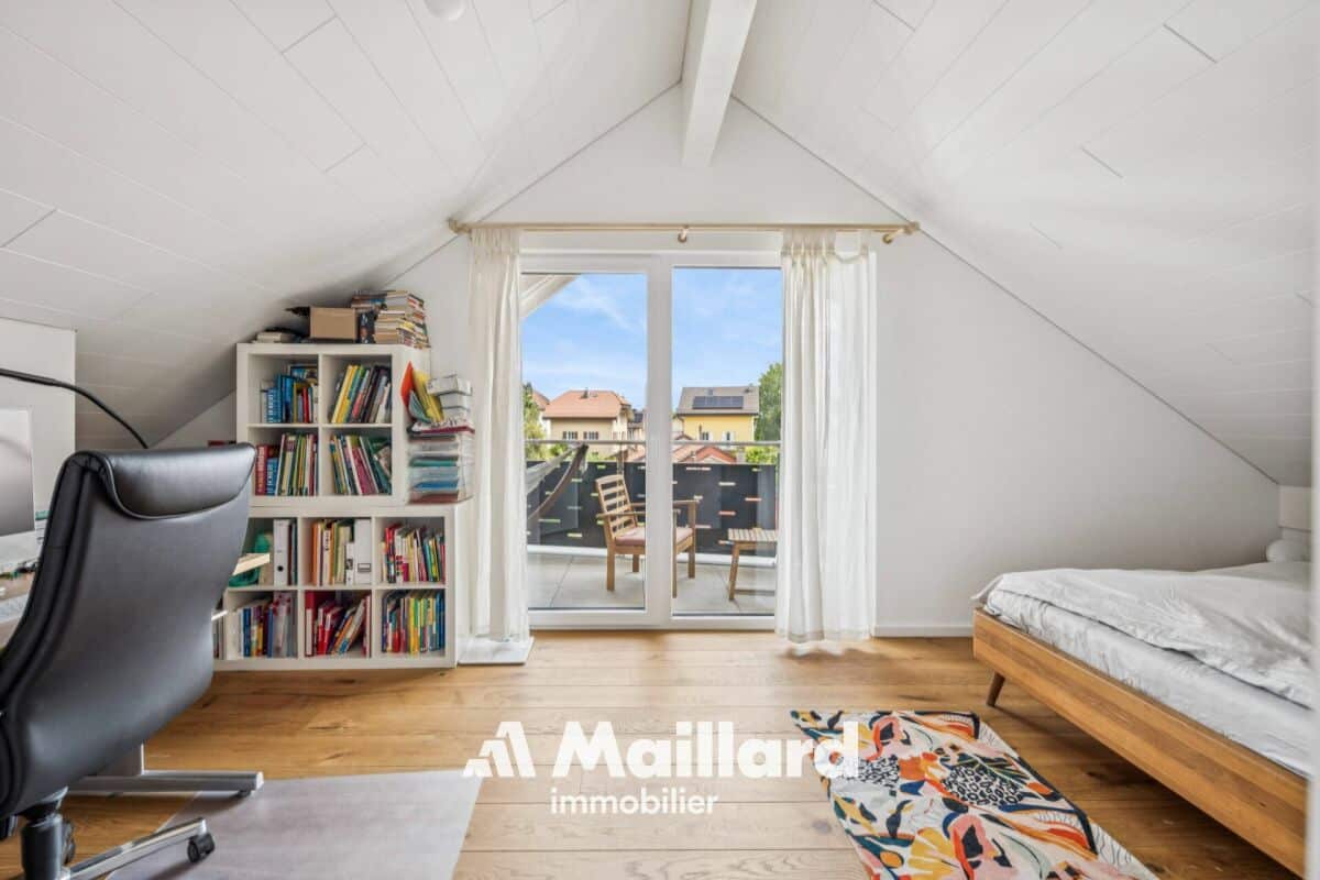Dachzimmer mit Balkon und Schlafbereich