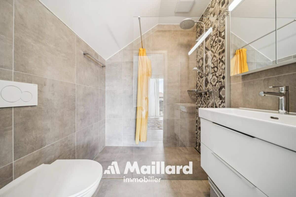 Modernes Badezimmer mit Dusche und Waschtisch