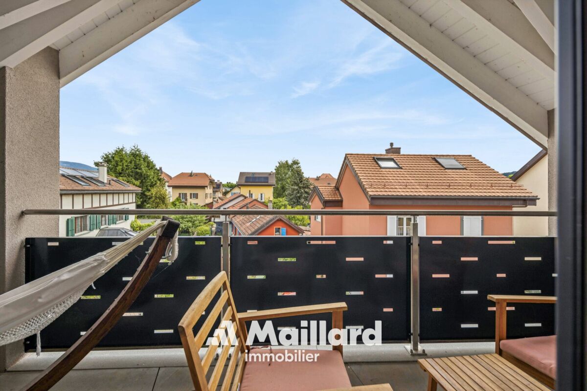 Balkon mit Ausblick auf Wohnhäuser