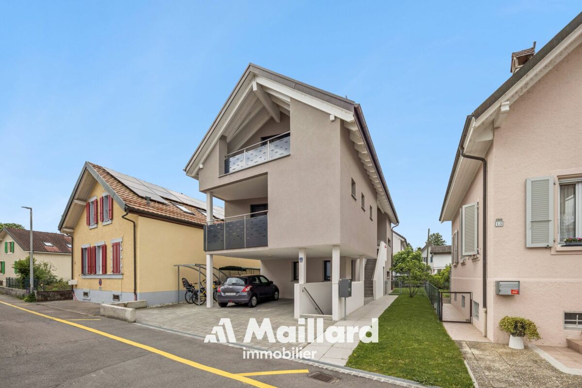 Wohnhaus mit Balkon und Carport
