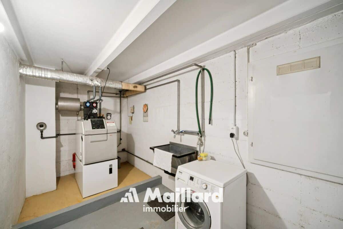 Hauswirtschaftsraum mit Technik und Waschmaschine