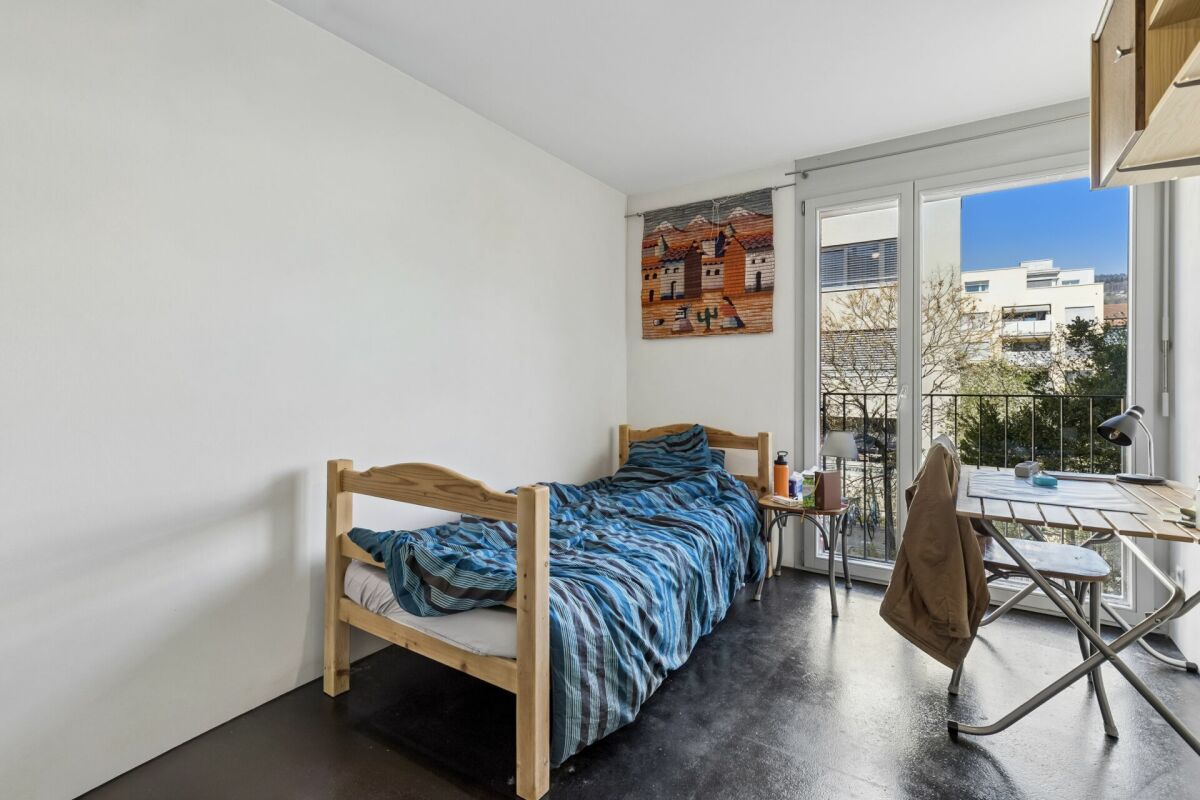 Helles Schlafzimmer mit Balkonzugang