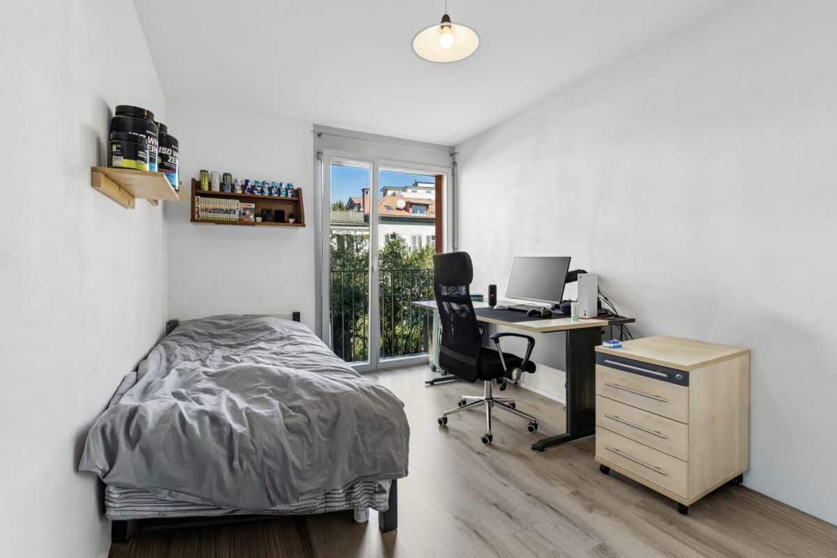 Schlichtes Schlafzimmer mit Arbeitsplatz