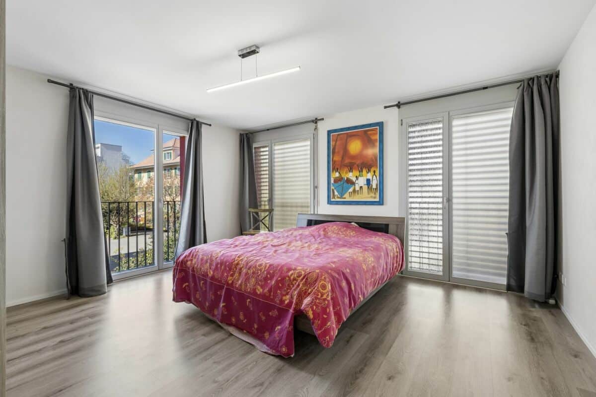 Helles Schlafzimmer mit Balkonzugang