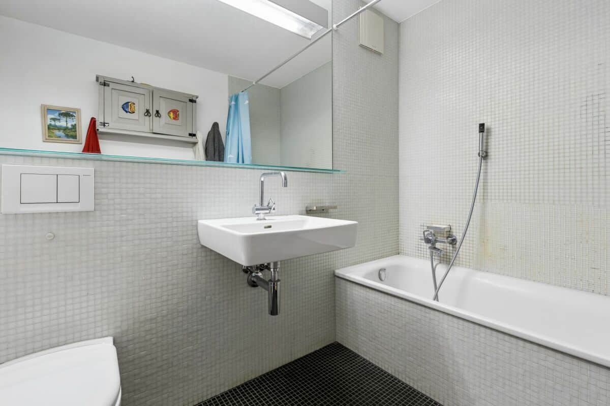 Badezimmer mit Wanne und Waschtisch