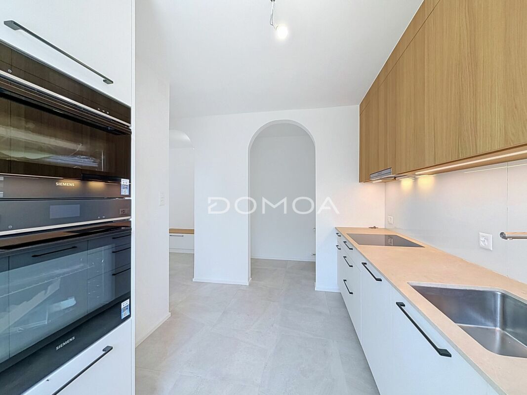 Moderne Küche mit Einbaugeräten