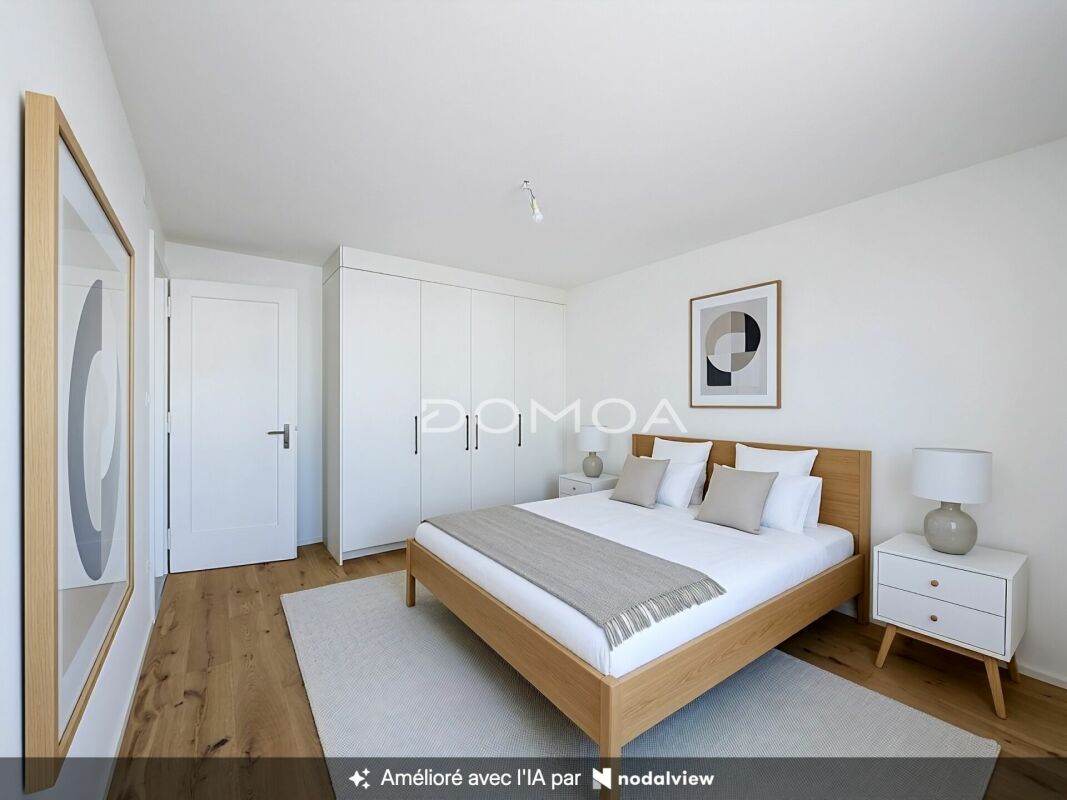 Helles Schlafzimmer mit Doppelbett