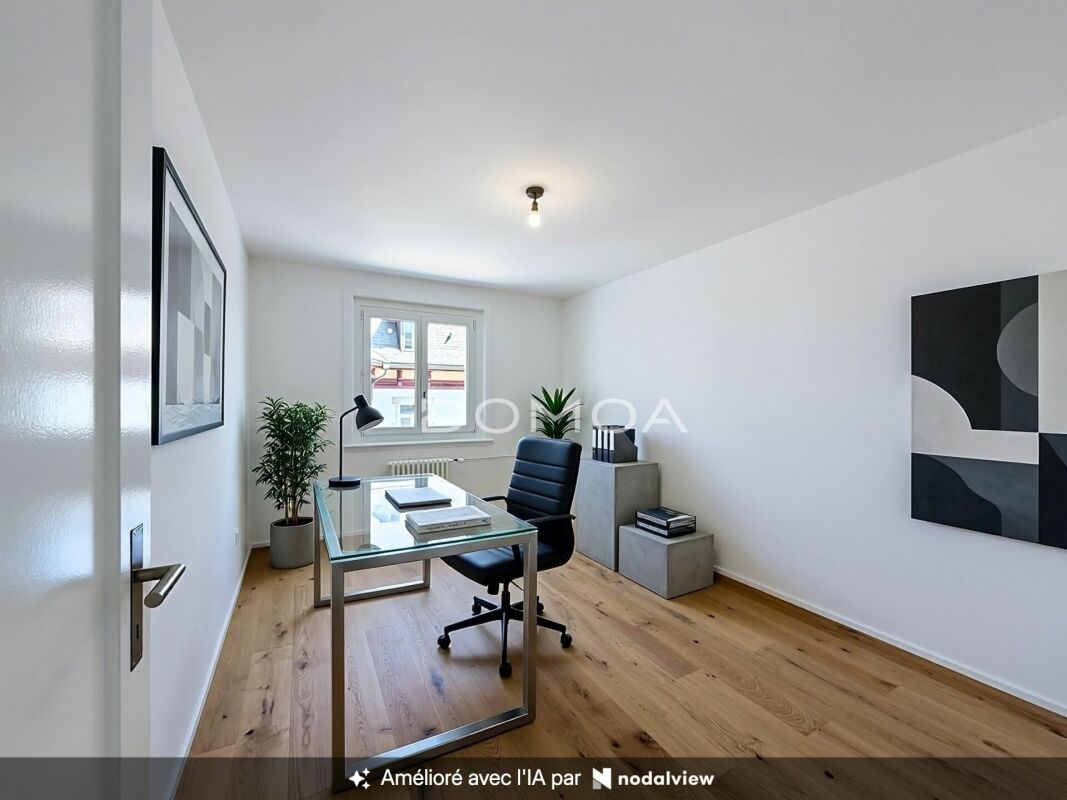 Helles Arbeitszimmer mit Glas-Schreibtisch