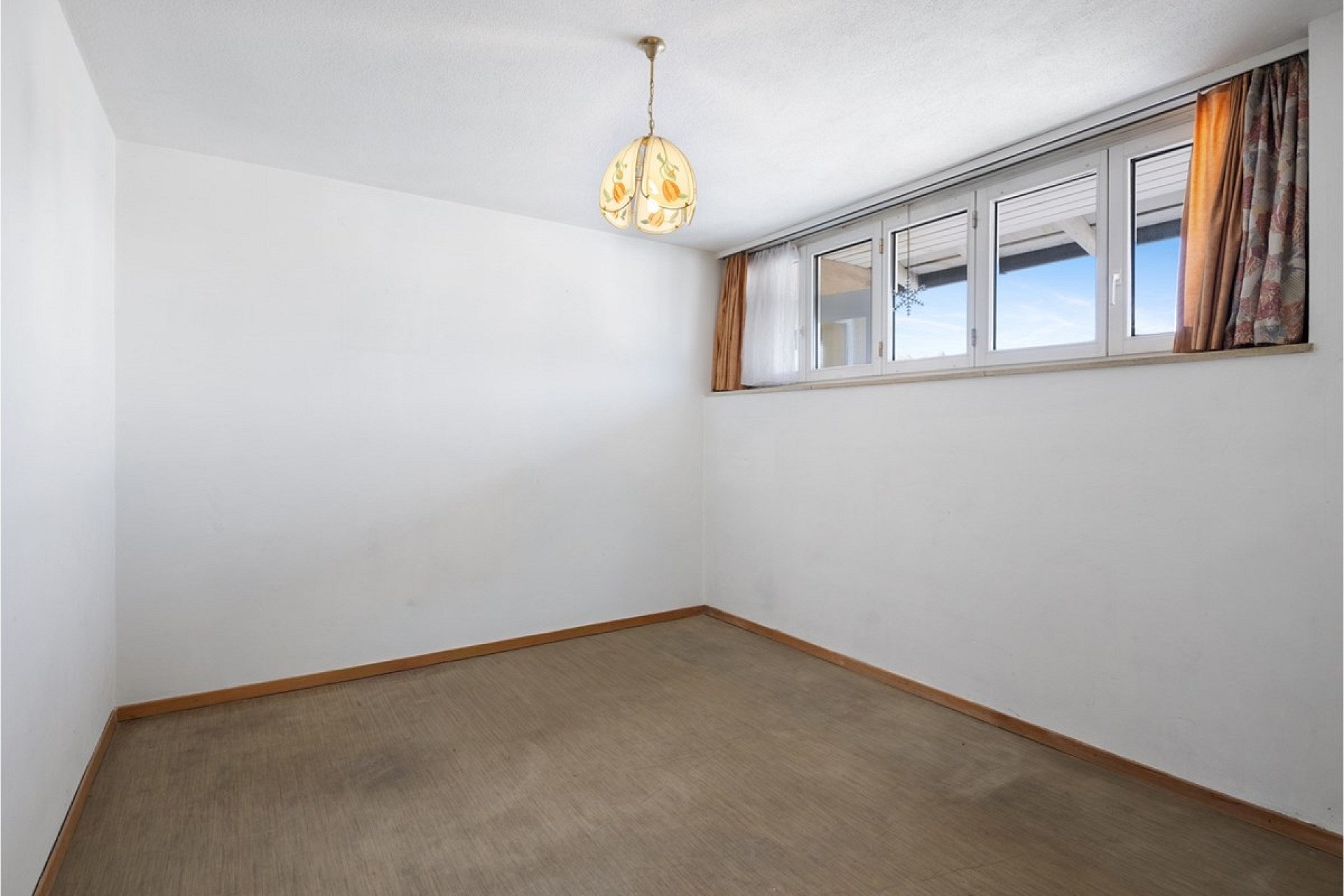 Leerer Wohnraum mit Fensterfront