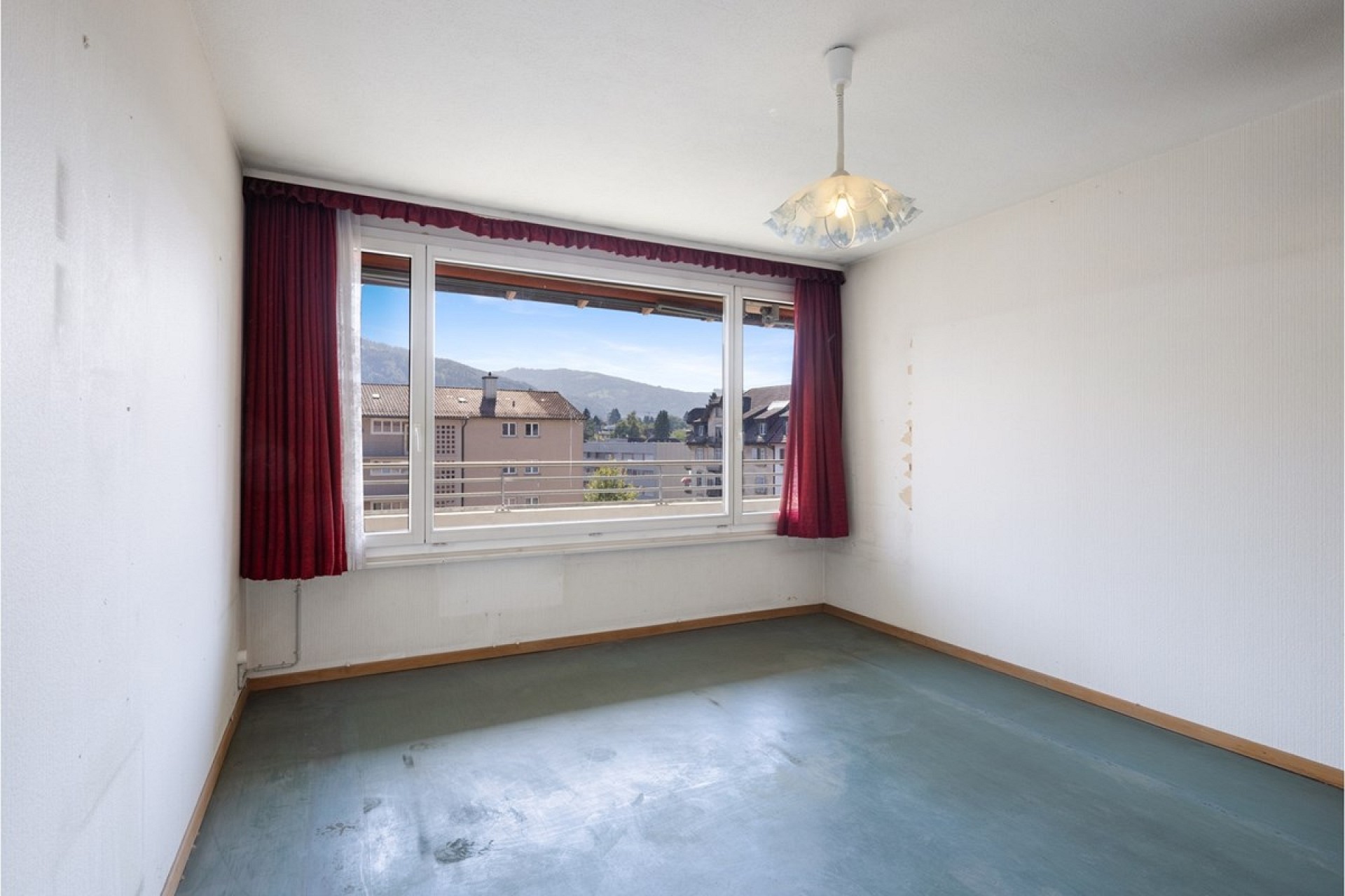 Leerer Wohnraum mit großem Fenster