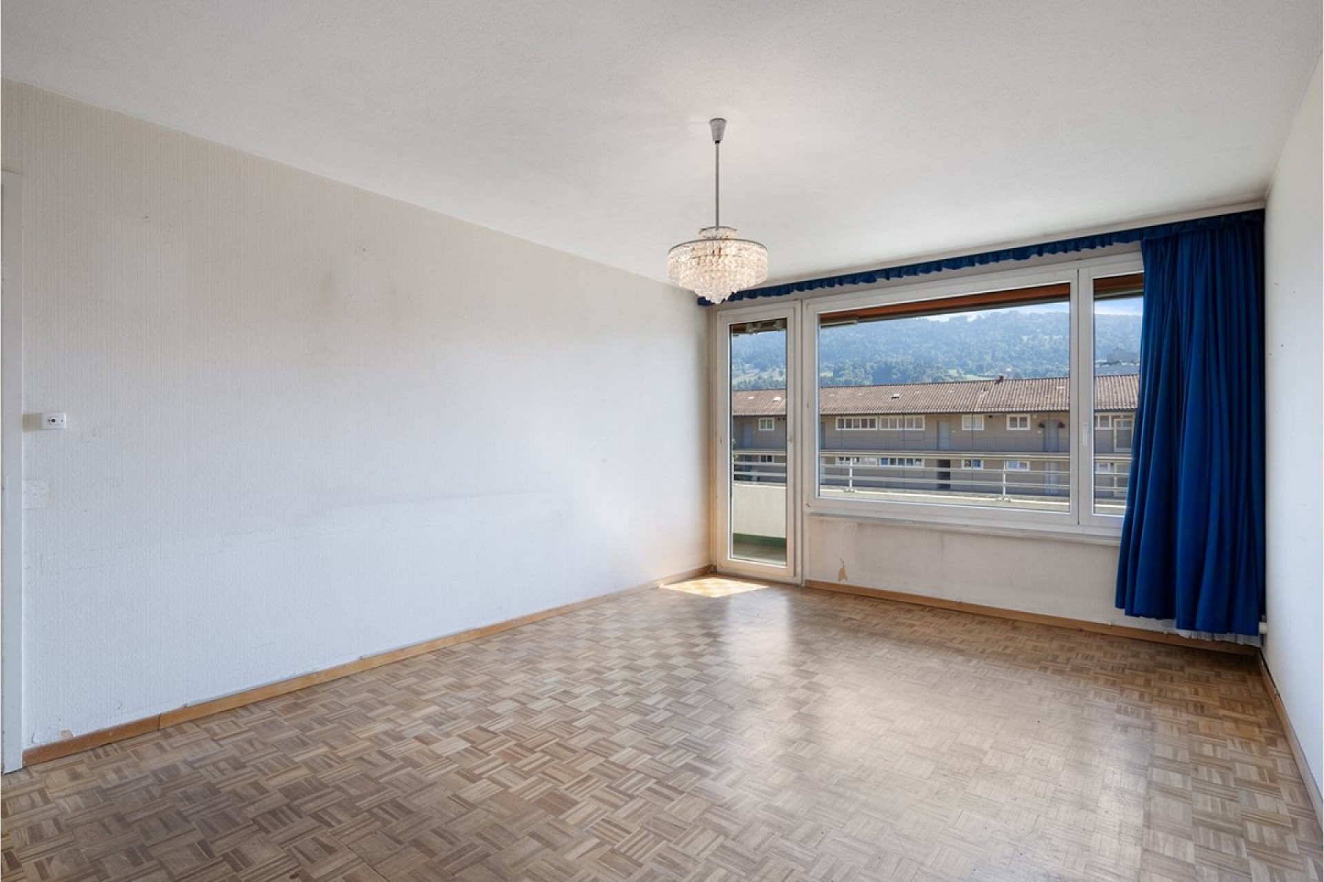 Leerer Wohnraum mit Balkonblick