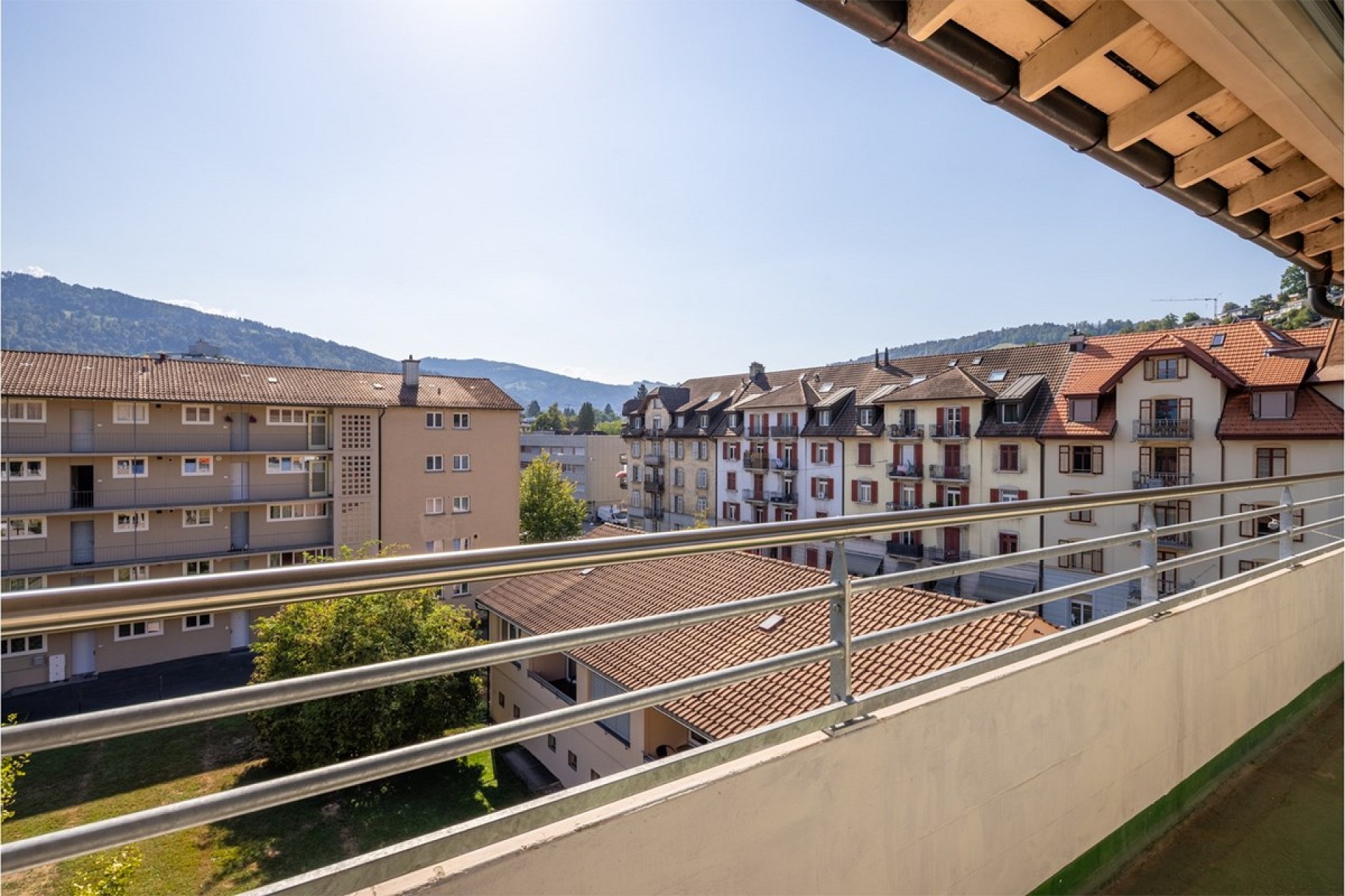 Balkon mit Berg- und Stadtblick