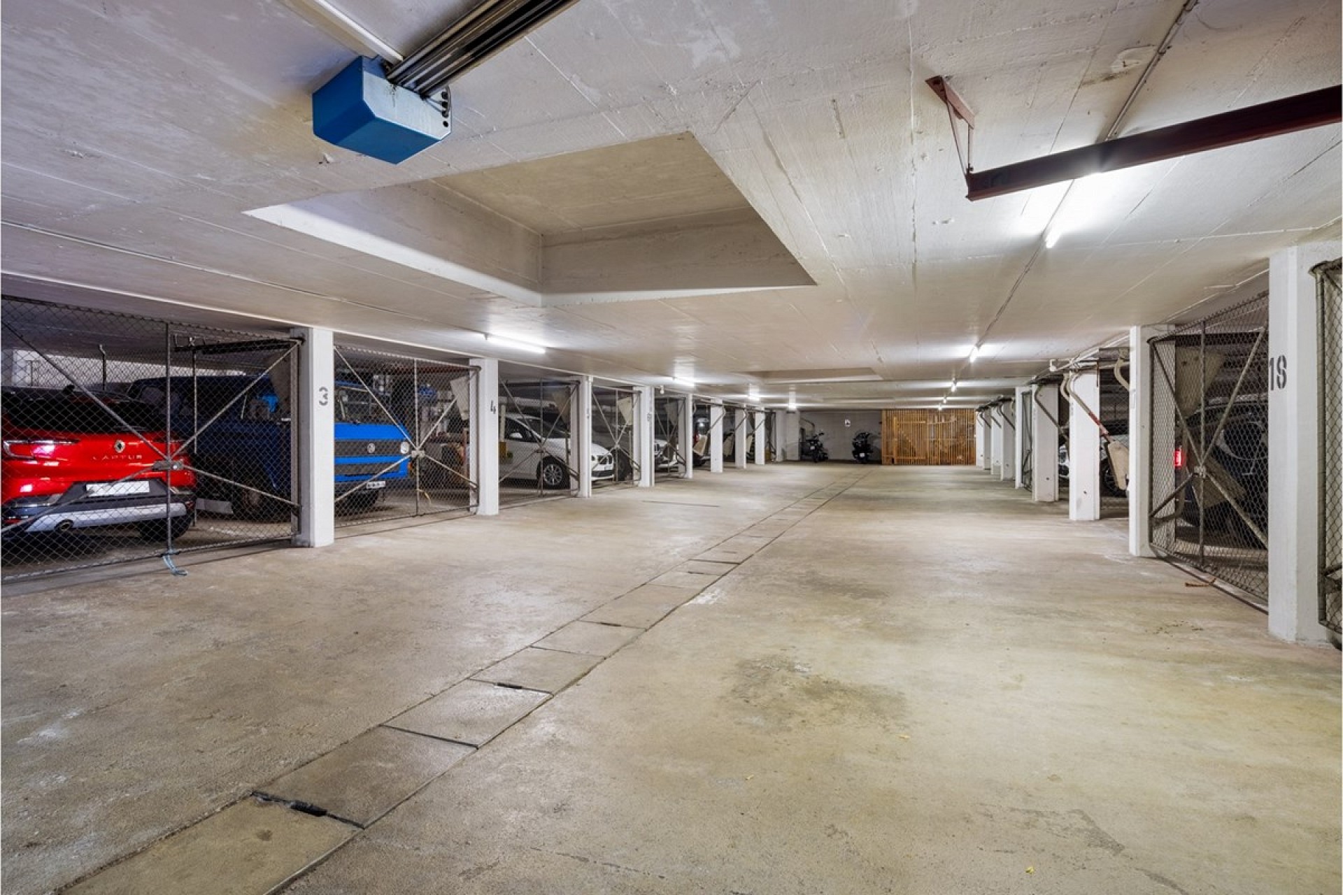 Tiefgarage mit Stellplätzen