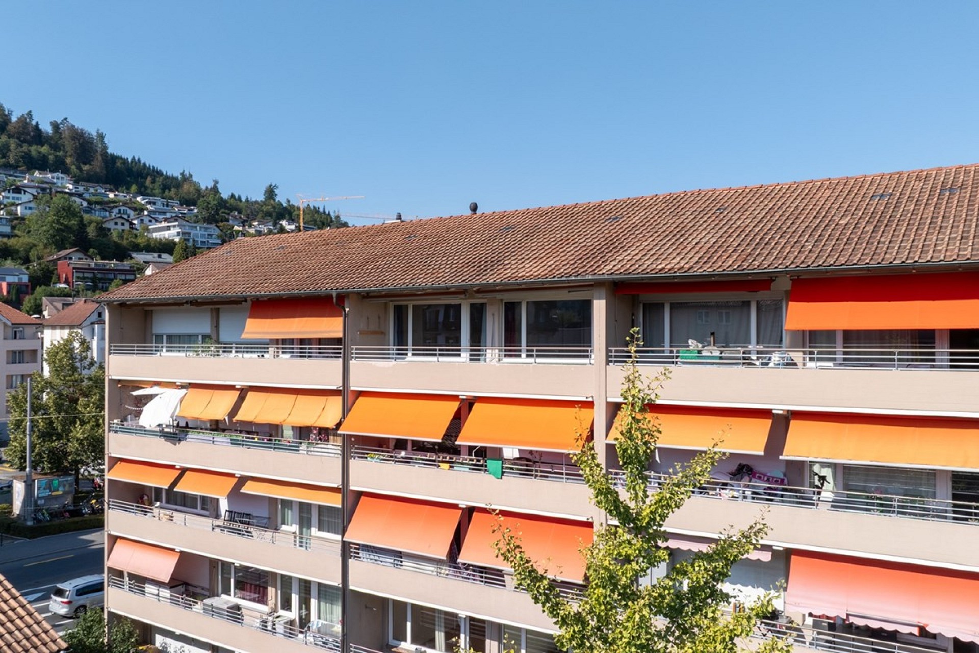 Mehrfamilienhaus mit Balkonen und Markisen