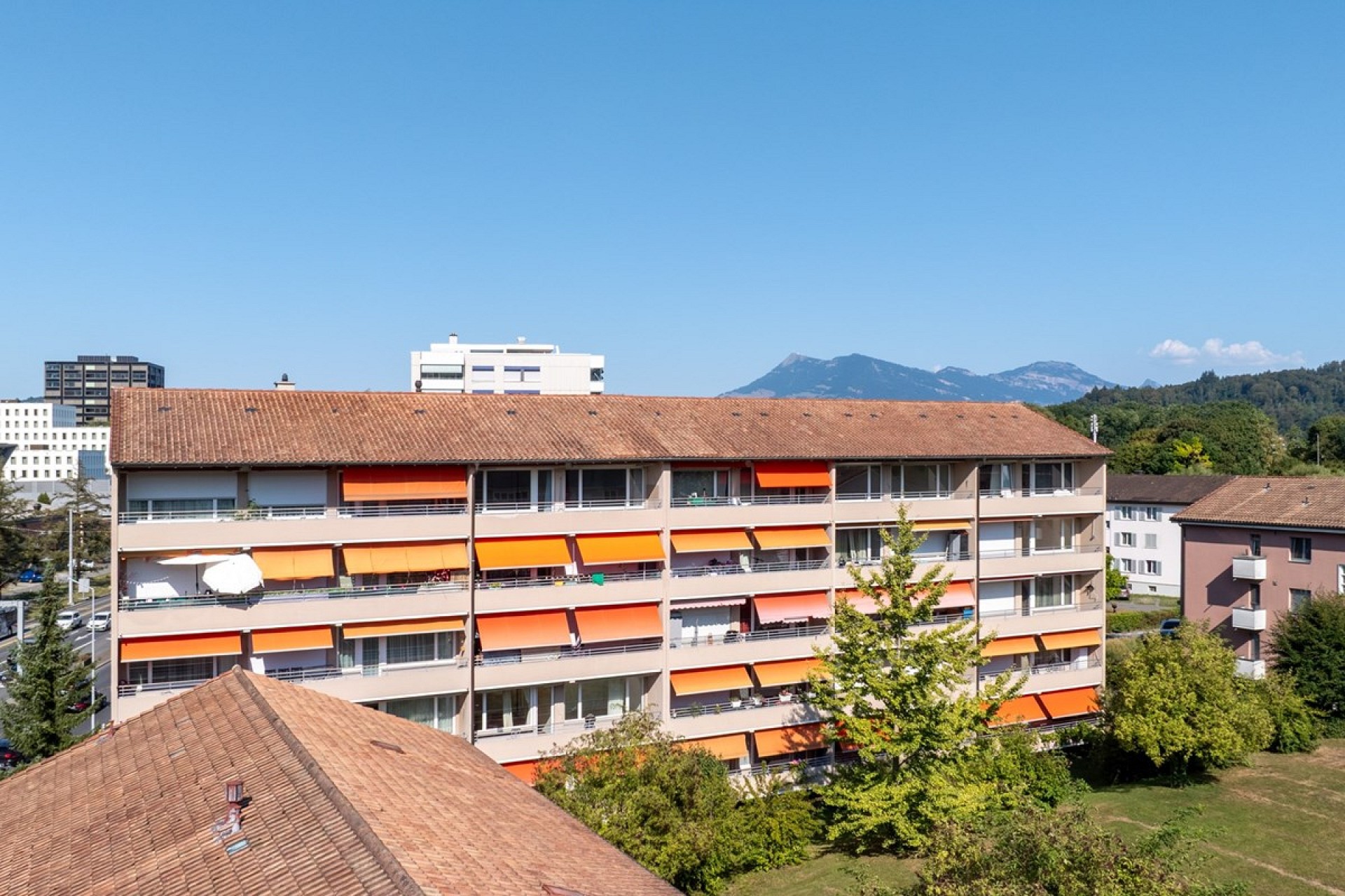 Wohnhaus mit Balkonen und Blick auf Berge